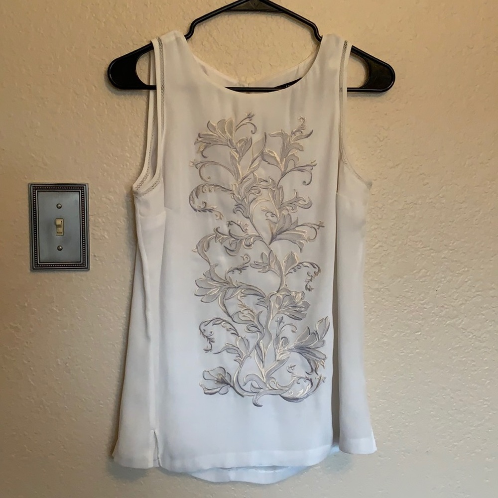 Sleeveless top - size small